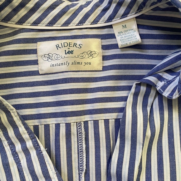 🌷3/$25🌷 Button up shirt - Picture 2 of 4